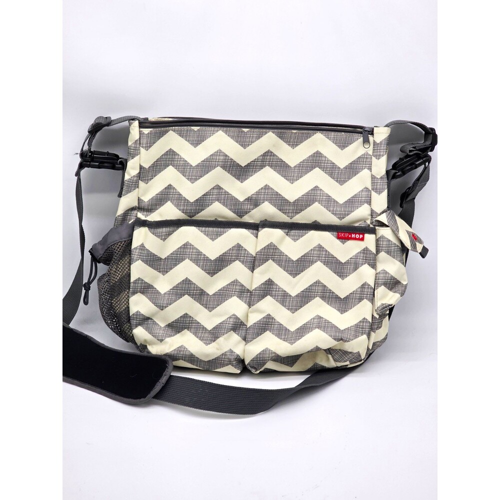 Skip Hop Gray/White Chevron Messenger Diaper Bag Adjustable Strap, Inner Pockets